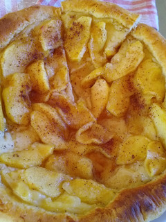 Una foto de Tarta de crema pastelera con manzanas caramelizadas