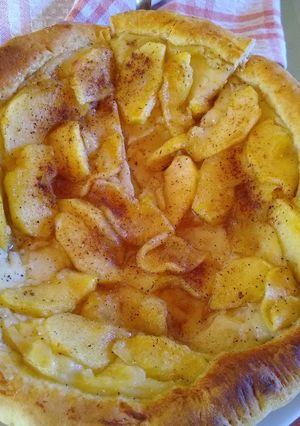 Una foto de Tarta de crema pastelera con manzanas caramelizadas