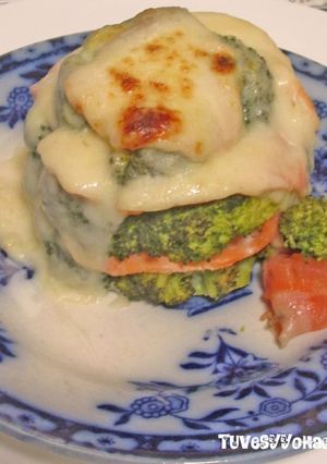 Foto principal de Timbal de brócoli y salmón ahumado al gratén