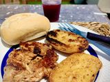 Cuarto trasero de pollo marinado con patatas asadas