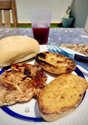Una foto de Cuarto trasero de pollo marinado con patatas asadas