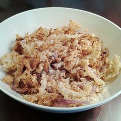 A picture of Crispy Onion Strings.