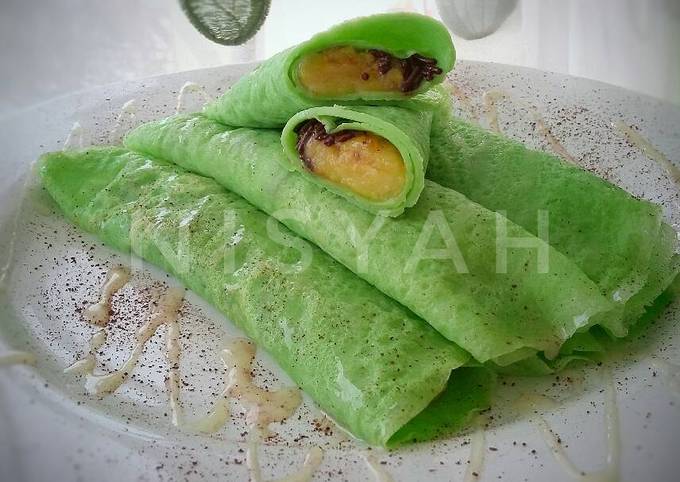 Wajib coba! Resep buat Crepe Pandan Tepung Beras Isi Pisang Cokelat ~ Super Simpel! 😻 yang enak