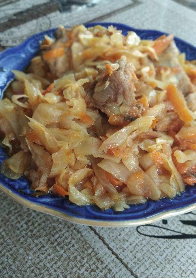 Капуста тушкована з ребрами