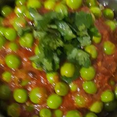 A picture of Red Capsicum with Peas.