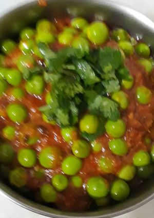 A picture of Red Capsicum with Peas.