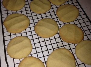 A picture of Lunchroom Butter Cookies.