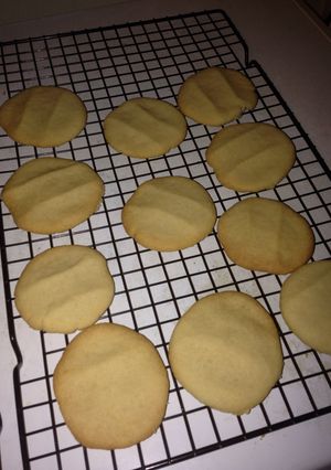 A picture of Lunchroom Butter Cookies.