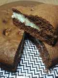Torta versata al cacao con crema al cocco