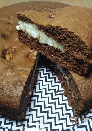 Foto di Torta versata al cacao con crema al cocco
