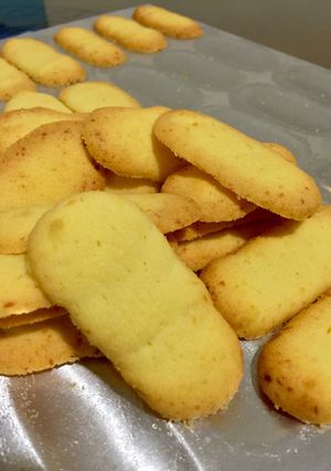 A picture of Cheesy Butter Cookie ( a.k.a Lidah Kucing ).
