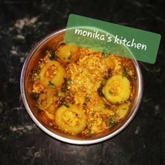 A picture of Tinde(apple gaurd)with paneer stuffing.