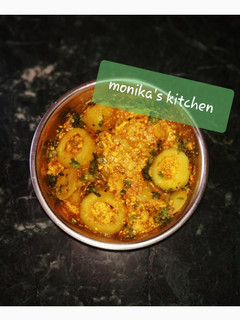 A picture of Tinde(apple gaurd)with paneer stuffing.