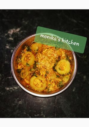 A picture of Tinde(apple gaurd)with paneer stuffing.
