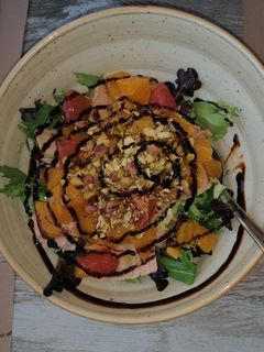 Una foto de Ensalada de salmón y naranja