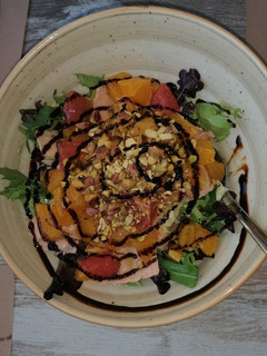 Una foto de Ensalada de salmón y naranja