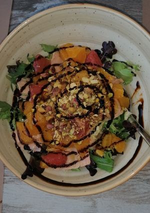 Una foto de Ensalada de salmón y naranja