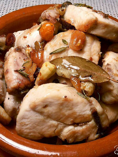 Una foto de Pollo confitado al ajillo, con un toque de romero y picante