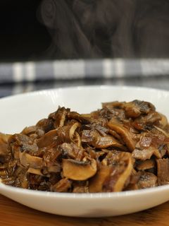 Una foto de Champiñones encebollados en cerveza negra