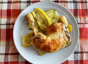 Una foto de Pollo al horno con limón amarillo