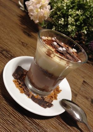 Une photo de Duos de crèmes vanille et chocolat, miettes de spéculoos