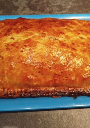 Una foto de Empanada de pollo con bacon, pasas y queso