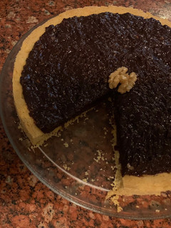 Una foto de TARTA de CHOCOLATE, CREMA DE AVELLANAS, ALMENDRAS y NUECES (sin gluten)