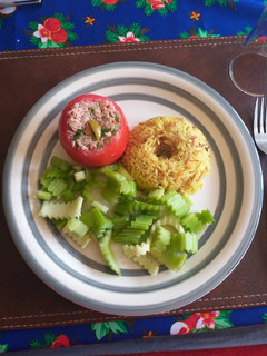 Una foto de Tomate relleno y arroz al ángel