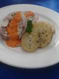 Medallones de pollo relleno de tocino queso y salsa de pimiento con cebolla