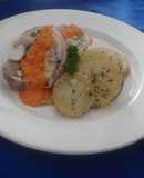 Medallones de pollo relleno de tocino queso y salsa de pimiento con cebolla