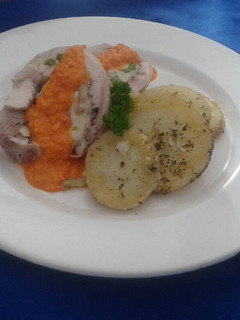 Una foto de Medallones de pollo relleno de tocino queso y salsa de pimiento con cebolla