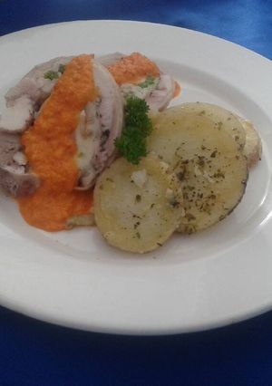 Una foto de Medallones de pollo relleno de tocino queso y salsa de pimiento con cebolla