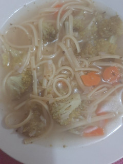Una foto de Sopa de quinua y verduras
