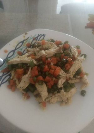 Una foto de Pollo con verdura