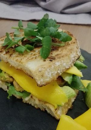 Una foto de Hamburguesa de salmón con pan de hogaza