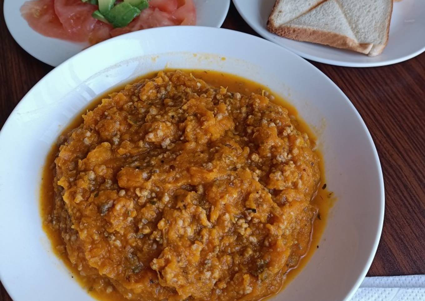 Puré de zapallo camote sin papas, y carne, ensalada de tomate
