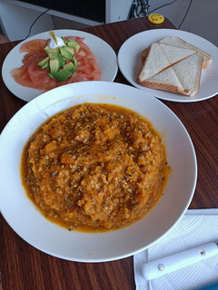 Una foto de Puré de zapallo camote sin papas, y carne, ensalada de tomate