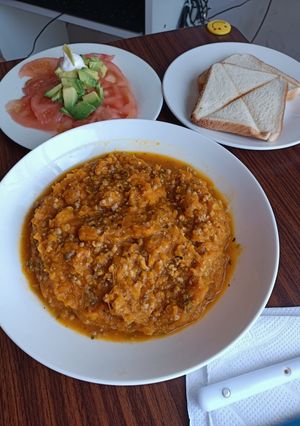 Una foto de Puré de zapallo camote sin papas, y carne, ensalada de tomate