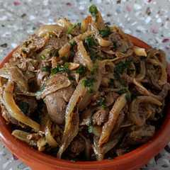 Una foto de Higaditos de pollo encebollados