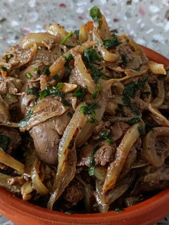 Una foto de Higaditos de pollo encebollados