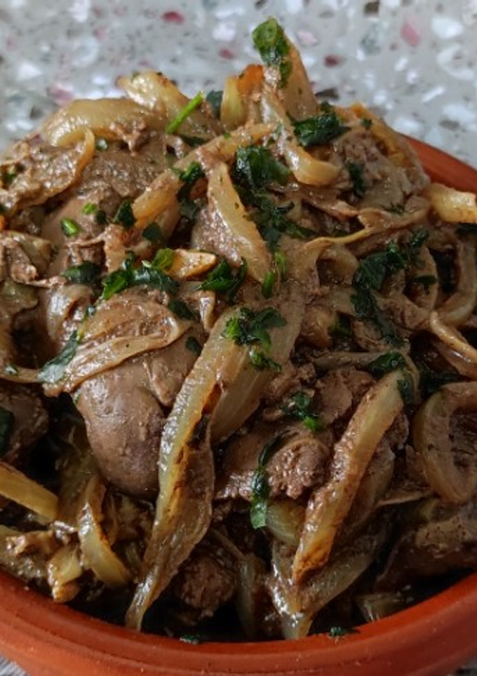 Una foto de Higaditos de pollo encebollados