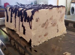 Una foto de Turrón helado semifrio
