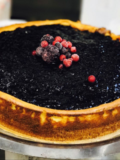 Una foto de Cheesecake horneada con arándanos y frutos rojos