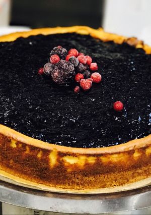 Una foto de Cheesecake horneada con arándanos y frutos rojos