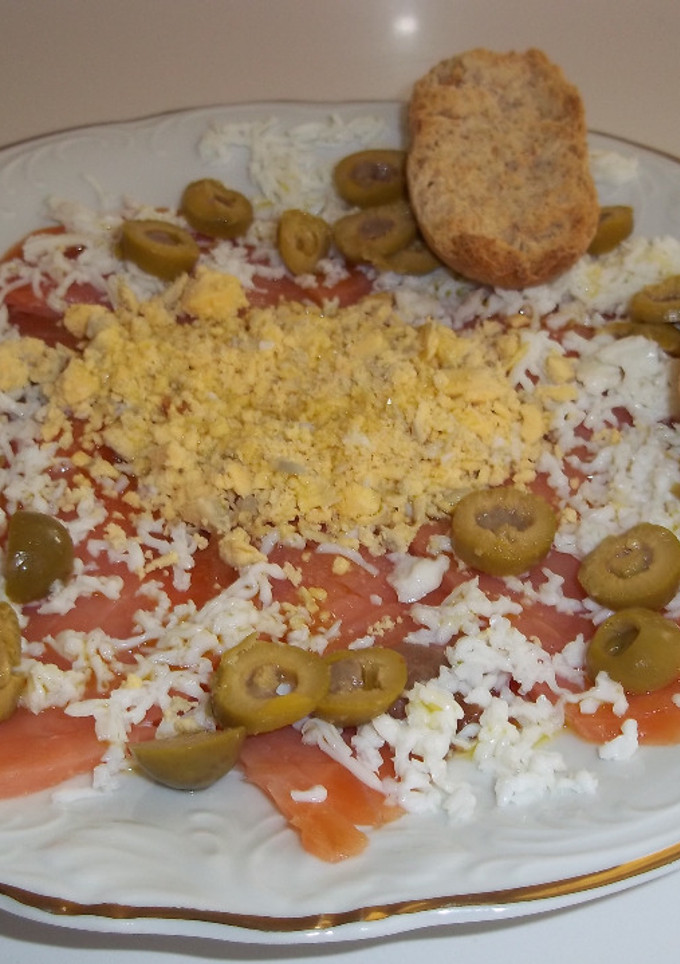 Una foto de Salmón ahumado con alfombra de huevo