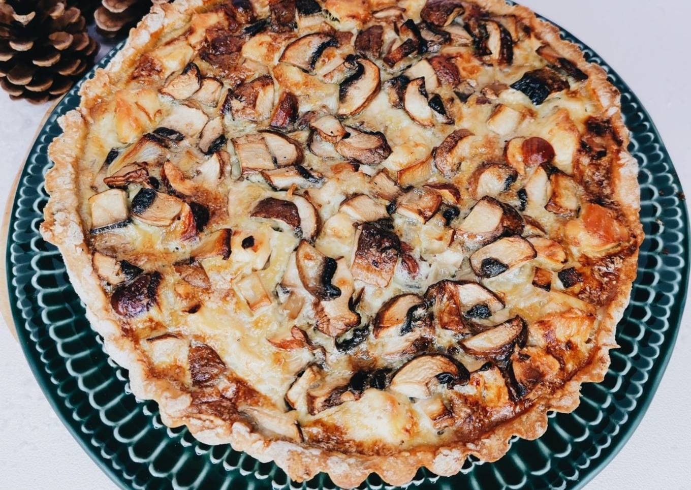 TARTE AU BLEU D'AUVERGNE, CHAMPIGNONS, POULET ET NOISETTES