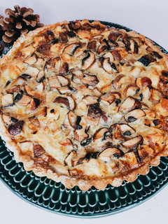 Une photo de TARTE AU BLEU D'AUVERGNE, CHAMPIGNONS, POULET ET NOISETTES