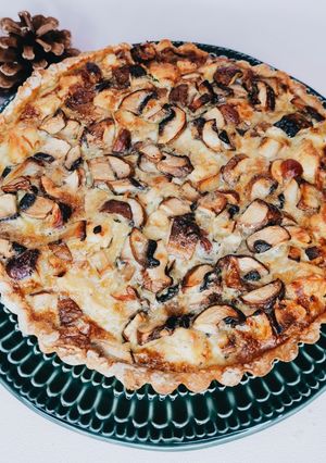 Une photo de TARTE AU BLEU D'AUVERGNE, CHAMPIGNONS, POULET ET NOISETTES