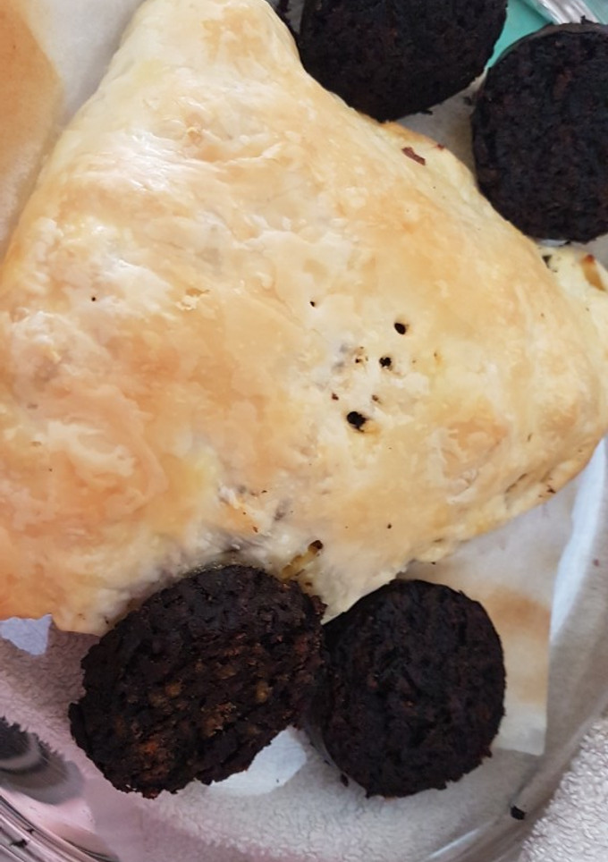 Una foto de Hojaldre de morcilla