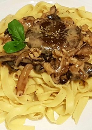 Foto principal de Tallarines frescos con variado de setas en salsa blanca